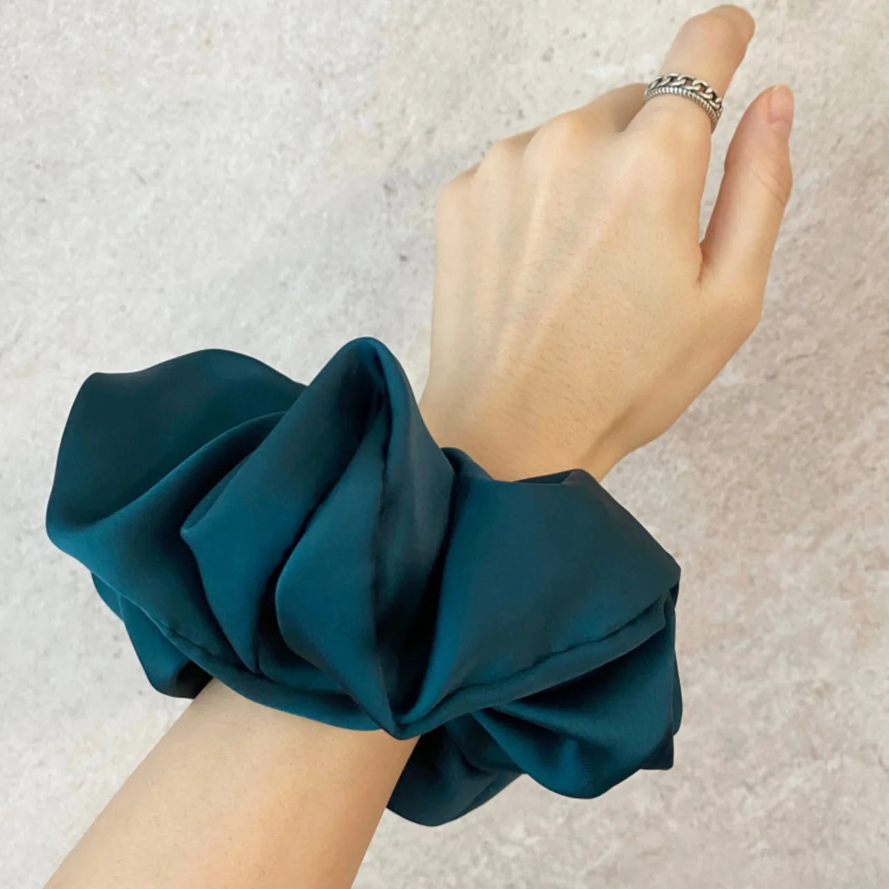 Women Solid Color Oversized Satin Scrunchies
Elastic Hair Ties Ponytail Holder