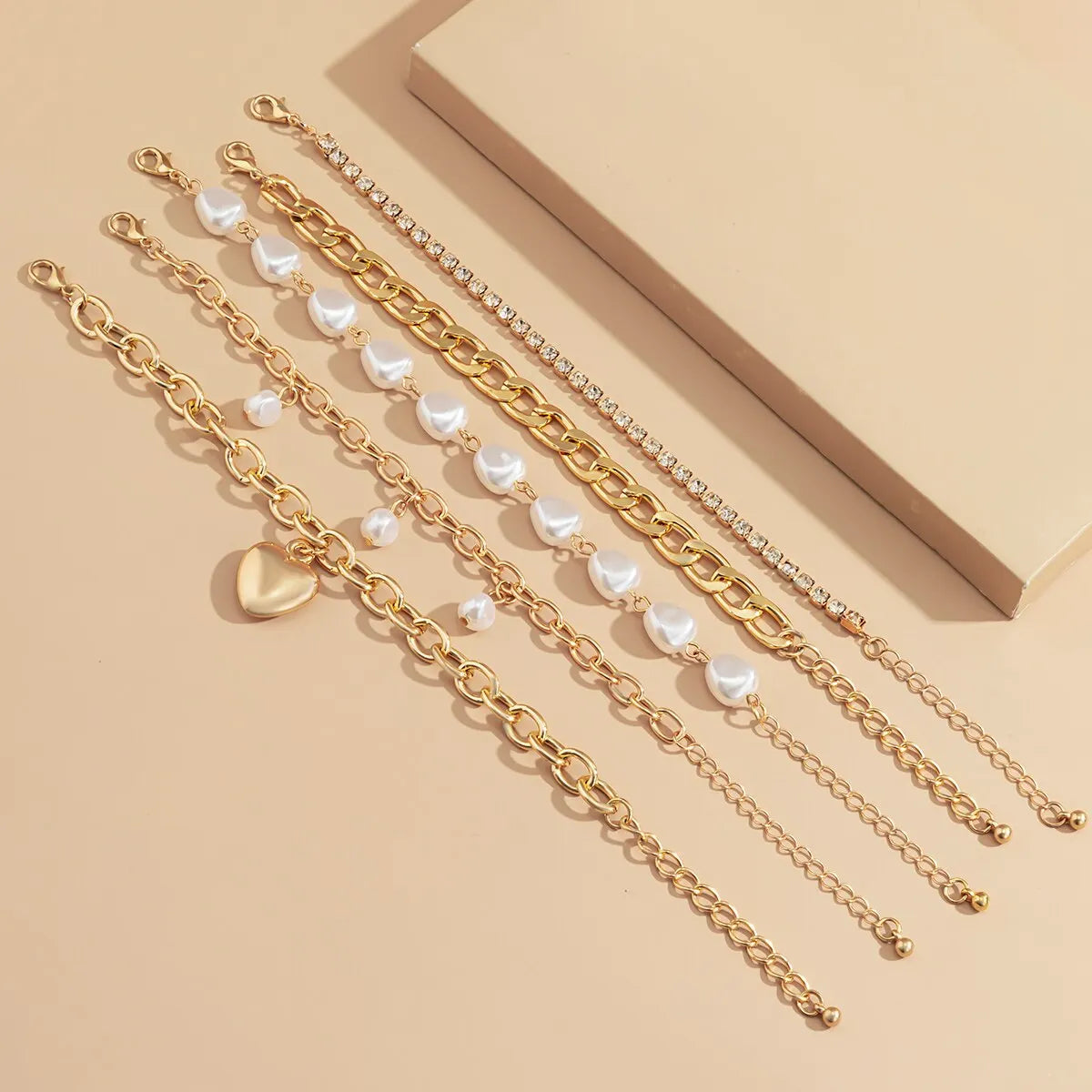 5 Pcs/Set Vintage Heart Pendant with Imitation-Pearl 
Cuban Chain Bracelet