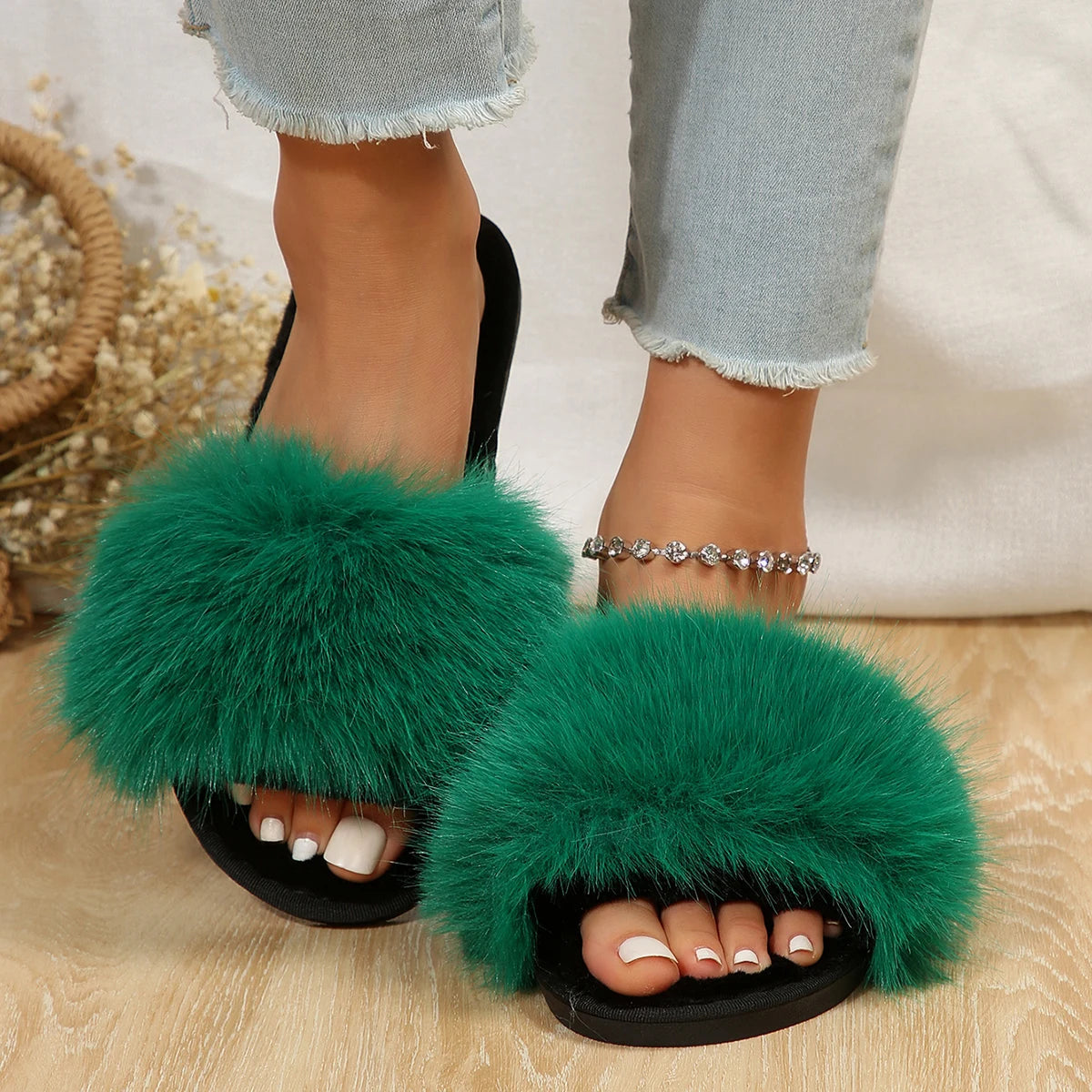 Winter Women's Fashion Fur Slippers 
Fluffy & Cute Plush Women's Luxury Outdoor Anti Slip Durable Flat Bottom Slippers