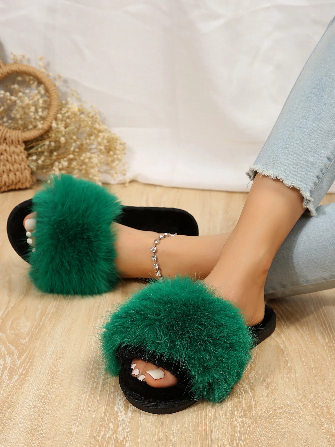 Winter Women's Fashion Fur Slippers 
Fluffy & Cute Plush Women's Luxury Outdoor Anti Slip Durable Flat Bottom Slippers