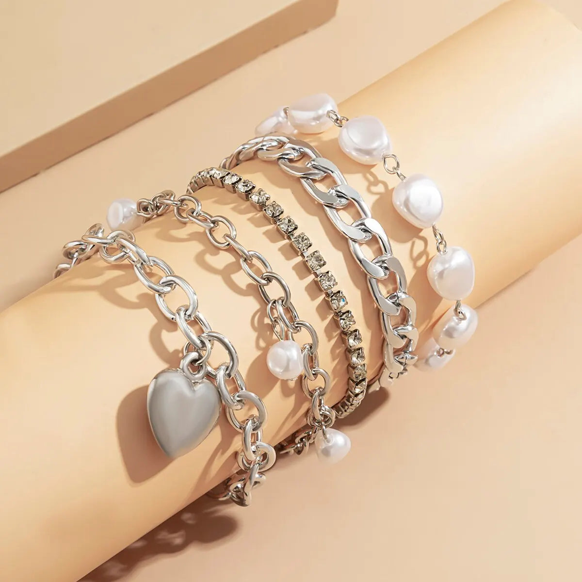 5 Pcs/Set Vintage Heart Pendant with Imitation-Pearl 
Cuban Chain Bracelet