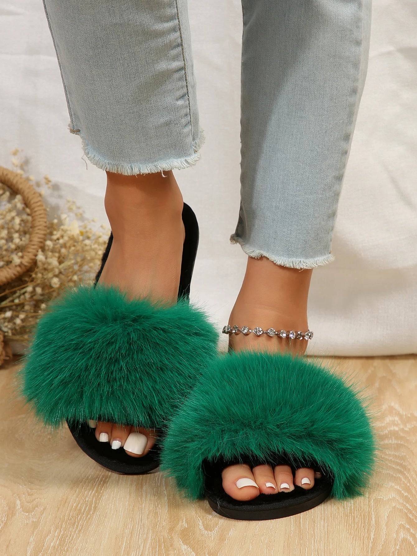 Winter Women's Fashion Fur Slippers 
Fluffy & Cute Plush Women's Luxury Outdoor Anti Slip Durable Flat Bottom Slippers